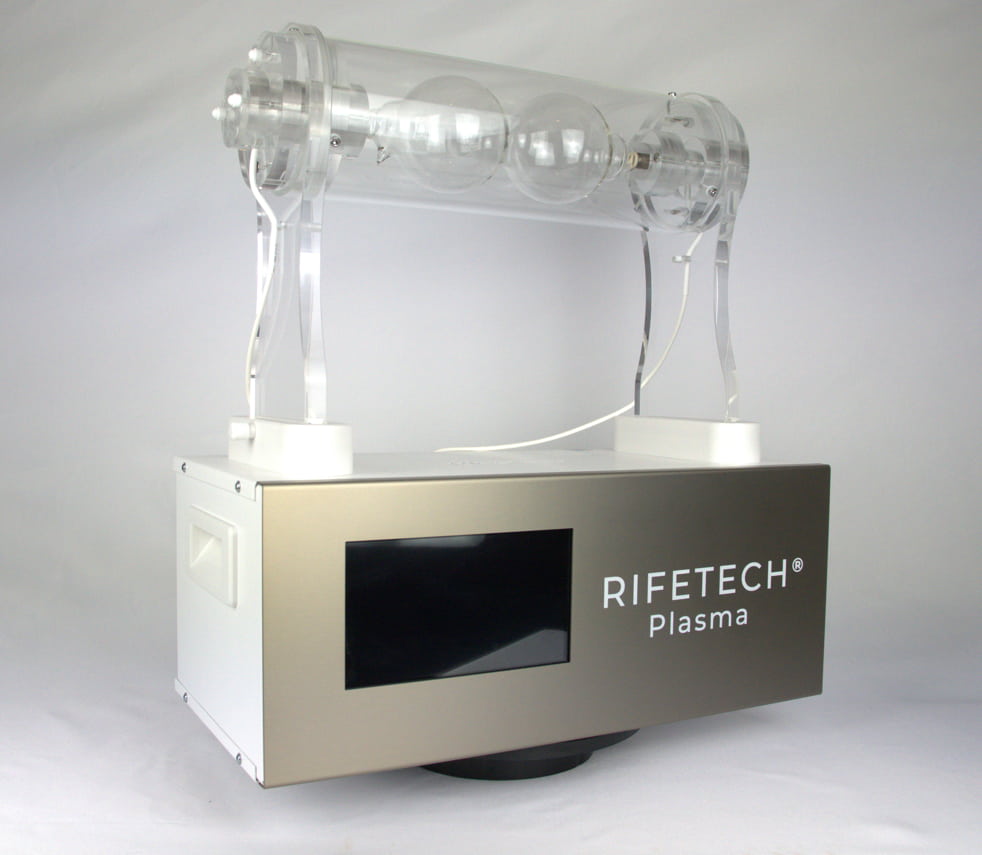 F Rifetech Plasma Schwarzes Armbandgerät mit Kabel sowie zwei Handgeräte mit Aufschrift RIFETECH® auf Tisch